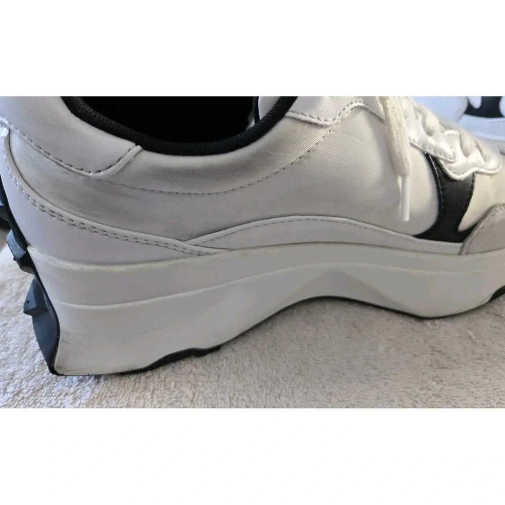 GUESS Women's 10 M Calebb5 Logo Low Top Faux Leather Sneakers White Black Shoes